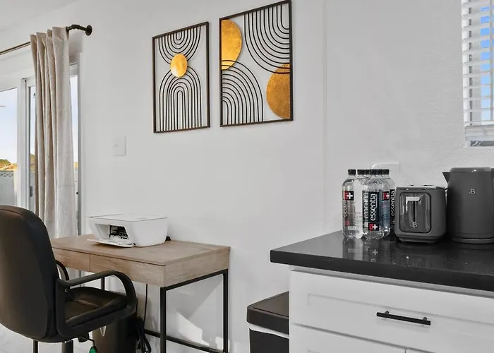Apartment 5 Miles From Downtown - Pool