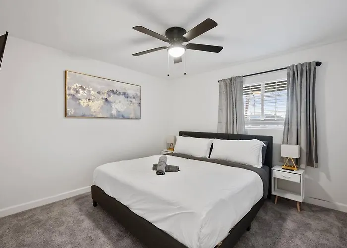 5 Miles From Downtown - Pool Apartment