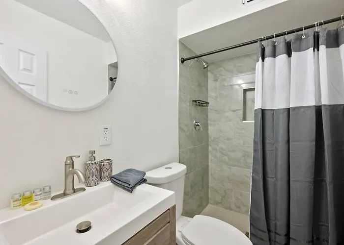 5 Miles From Downtown - Pool *