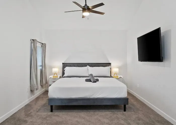5 Miles From Downtown - Pool Apartment *