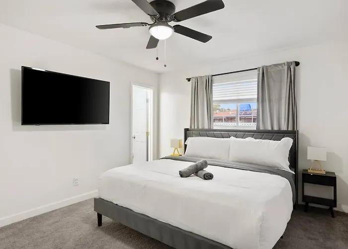 5 Miles From Downtown - Pool Apartment