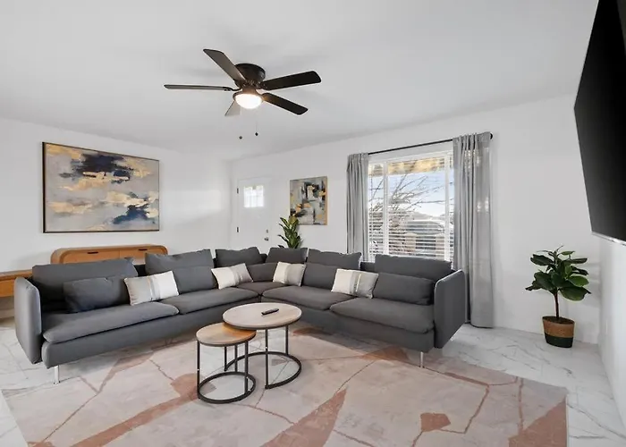 5 Miles From Downtown - Pool Apartment Phoenix