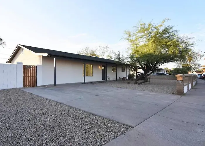 5 Miles From Downtown - Pool Apartment *