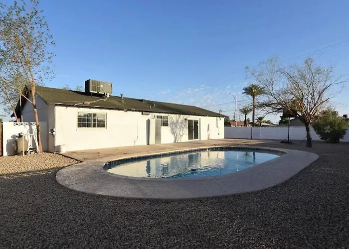 5 Miles From Downtown - Pool
