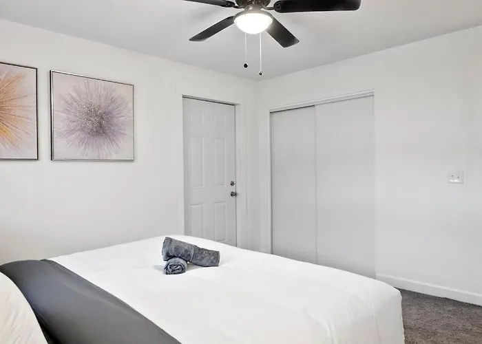 5 Miles From Downtown - Pool Apartment *