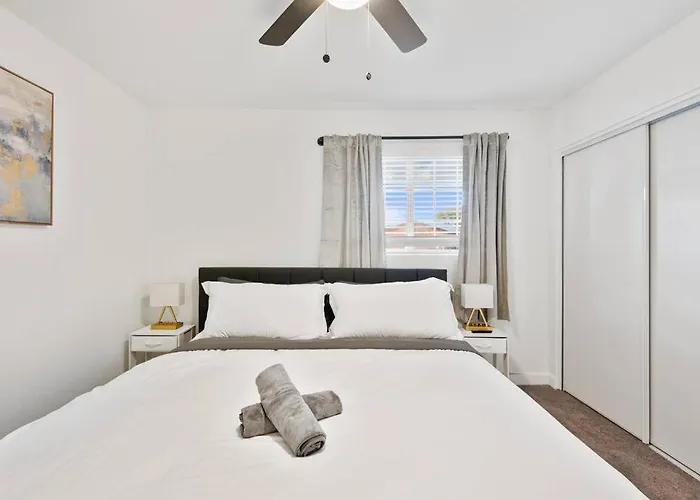 5 Miles From Downtown - Pool Apartment