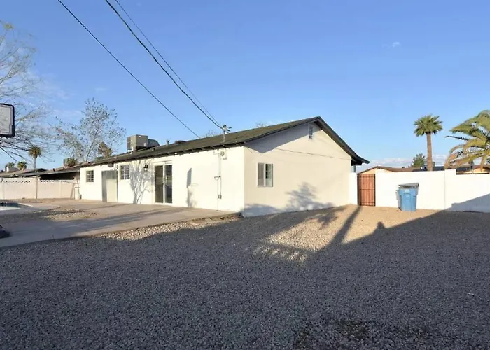 5 Miles From Downtown - Pool