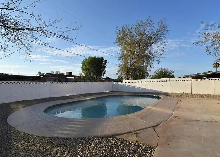 5 Miles From Downtown - Pool *