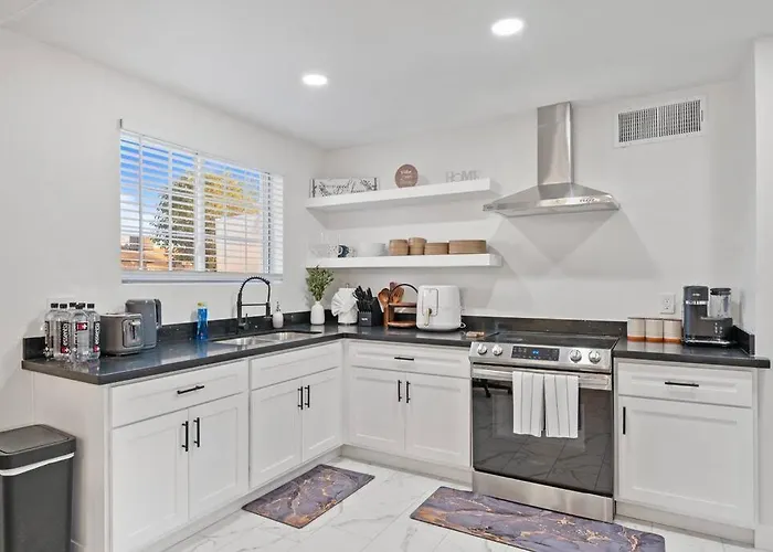 5 Miles From Downtown - Pool Apartment *
